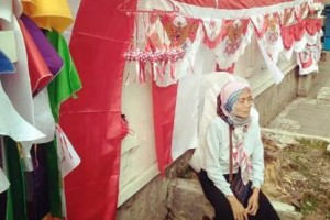 Iyom, penjual bendera di seputas mesjid Syiarul Islam.